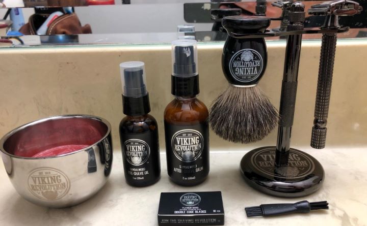 Confirming how elegant and functional the vintage shaving kit