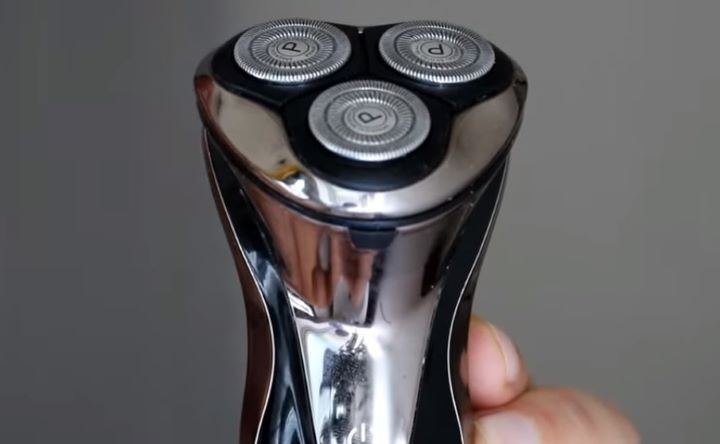 Analyzing the electric shaver's blade if it's easy to clean and maintain