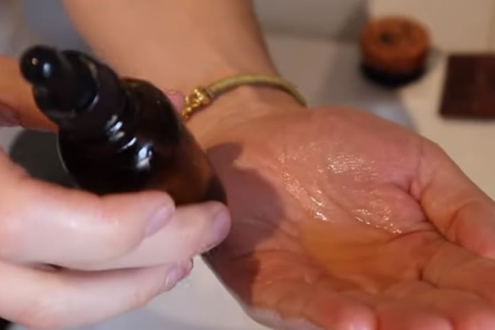 Observing the consistency of the head shaving oil
