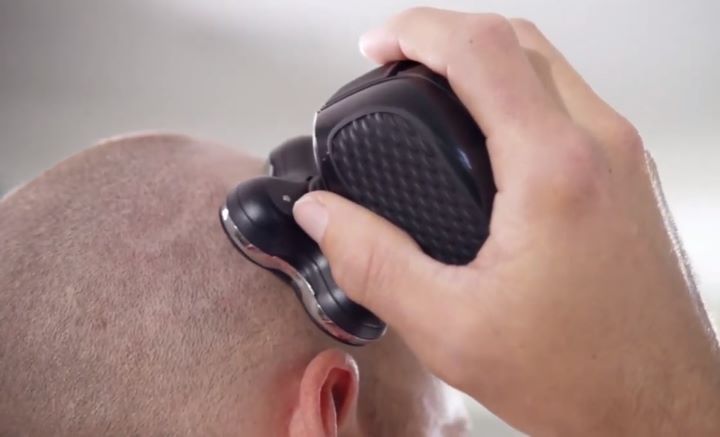 Testing the flexibility provided by the head shaving razor