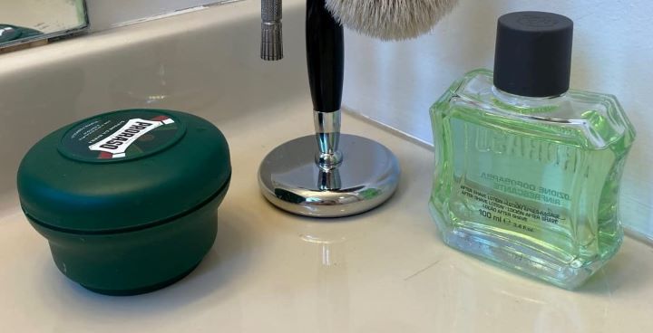 Using the refreshing aftershave for oily skin from Proraso