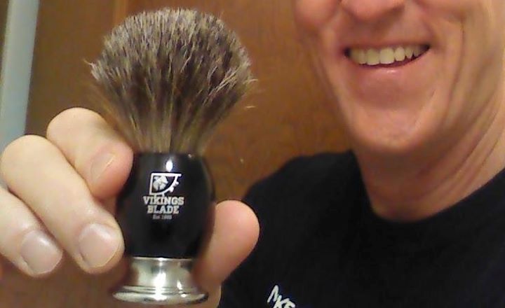 Checking the quality of the travel shaving brush