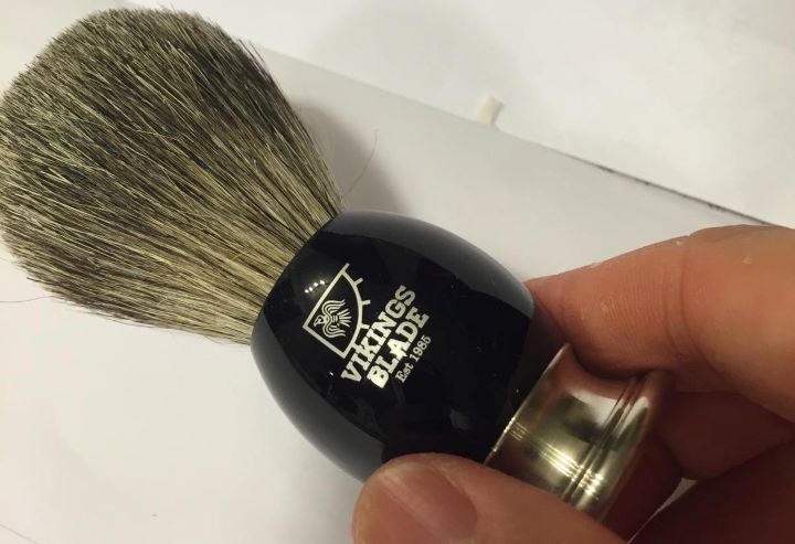Analyzing how thick the bristle of the travel shaving brush