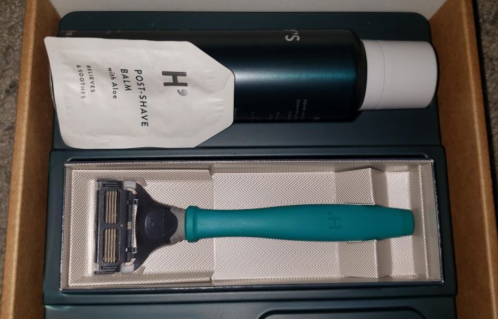 Using the high-quality travel shaving kit from Harry's Razors